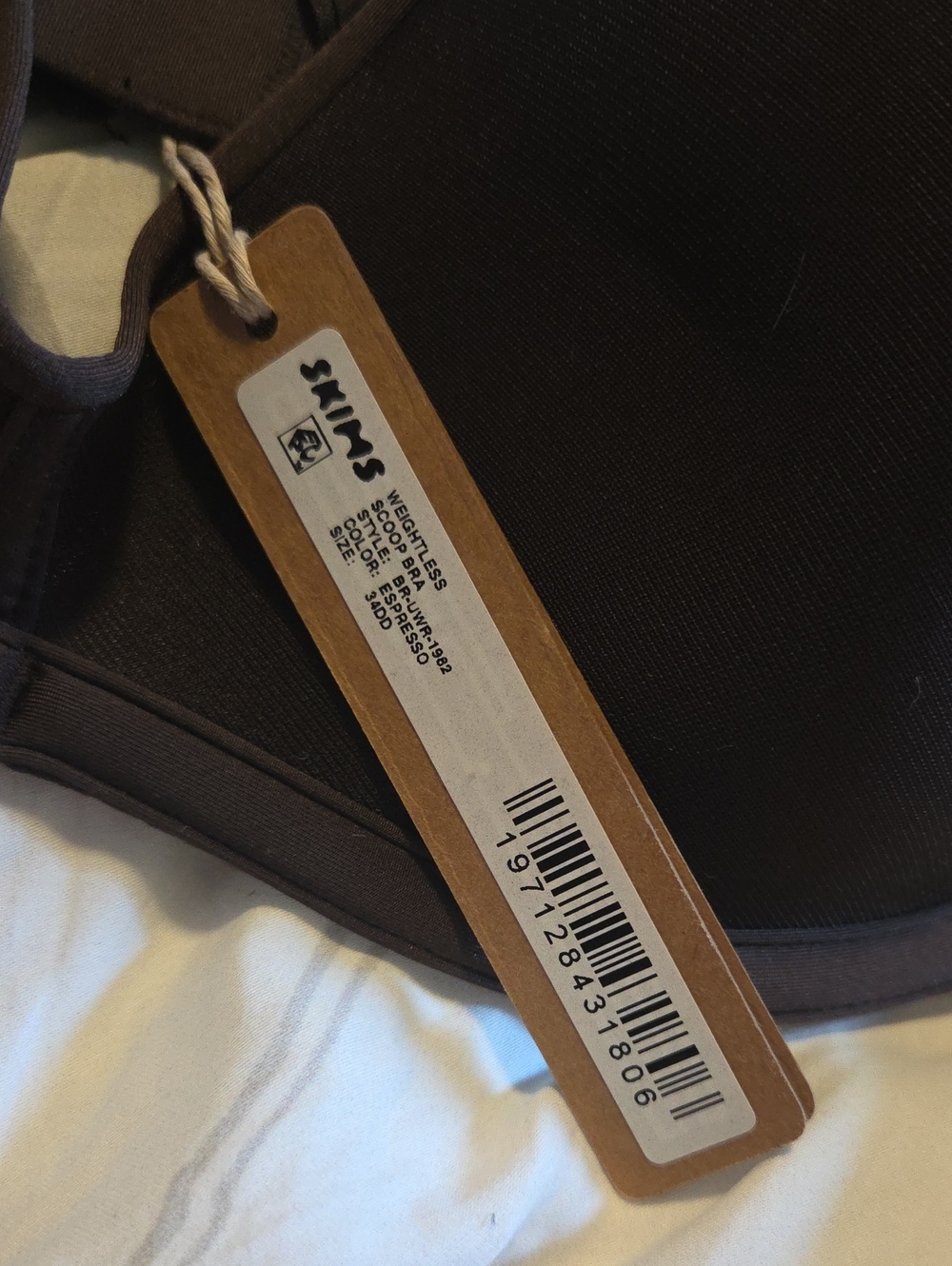 Skims Weightless Scoop Bra - Picture 5 of 10